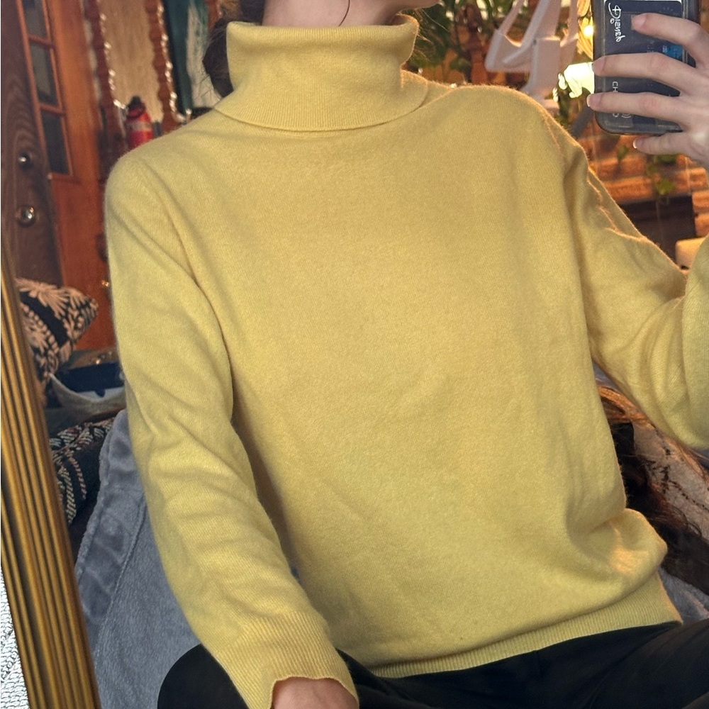 100% Cashmere sweater
Cashmere by Pringle from Scotland 
 Will fit small or xs